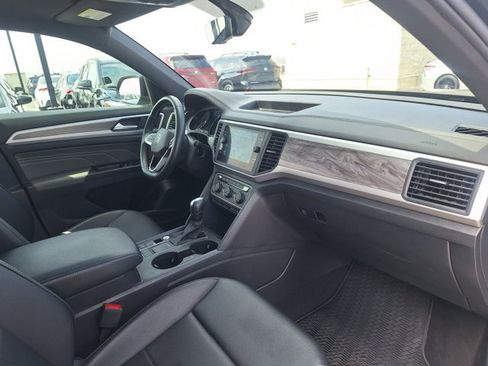 Used 2021 Volkswagen Atlas Cross Sport SE w/ Panoramic Sunroof Package FWD image 17
