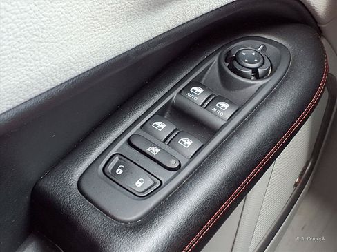 Used 2018 Jeep Compass Limited w/ Navigation Group AWD/4WD image 17