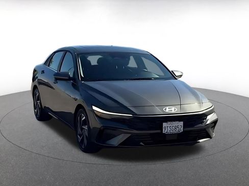 Used 2025 Hyundai Elantra SEL image 2