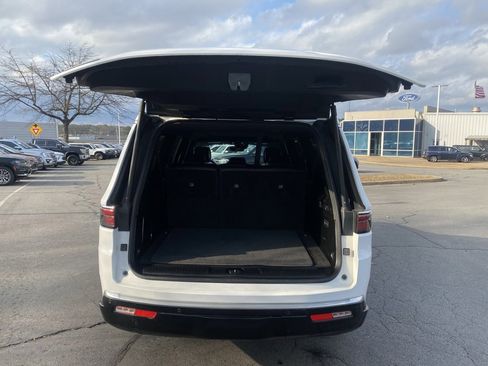 Used 2023 Jeep Wagoneer L 4WD w/ Premium Group I image 9