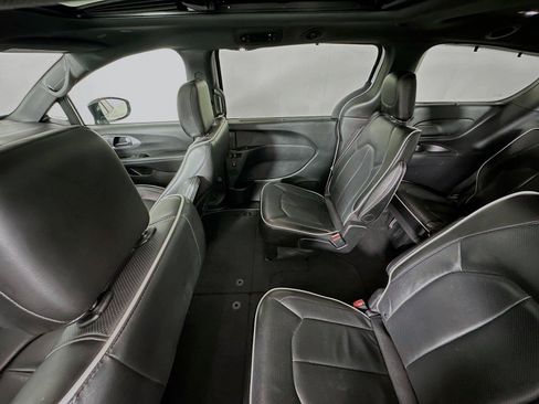 Used 2025 Chrysler Pacifica Limited FWD image 11