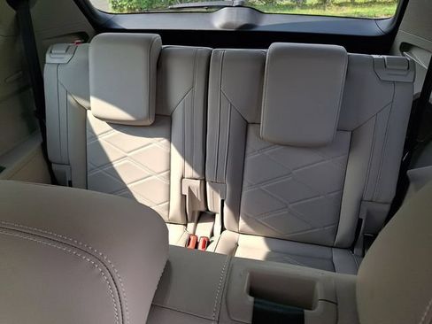 Used 2024 Volkswagen Atlas SE AWD/4WD image 11