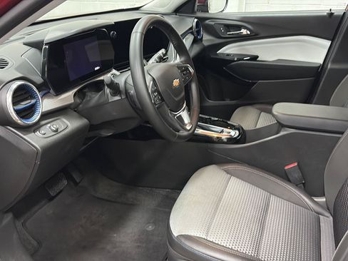 Used 2025 Chevrolet Trax LT w/ LT Convenience Package FWD image 5