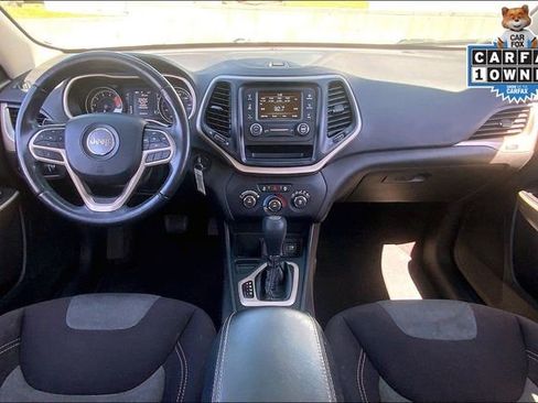 Used 2018 Jeep Cherokee Latitude w/ Altitude Package FWD image 13