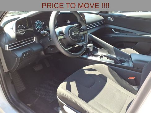 Used 2024 Hyundai Elantra SEL FWD image 12