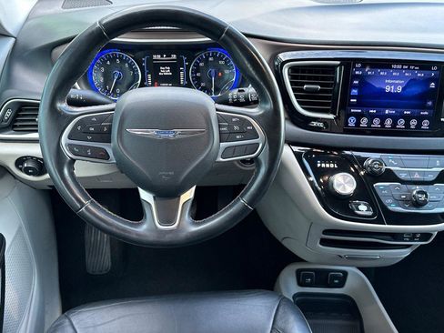 Used 2017 Chrysler Pacifica Touring-L image 14