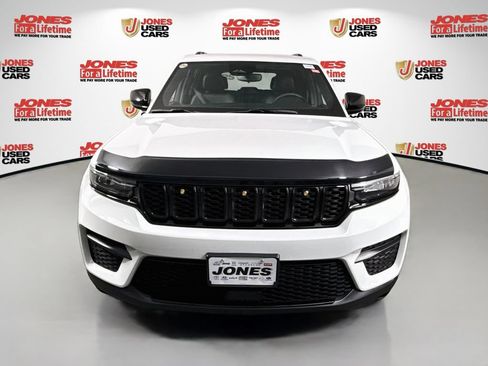 Used 2023 Jeep Grand Cherokee Altitude AWD/4WD image 12