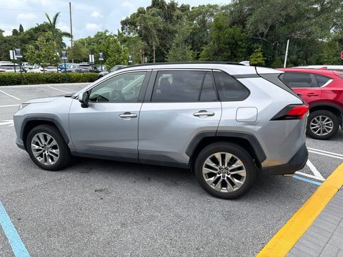 Used 2019 Toyota RAV4 XLE Premium FWD image 13