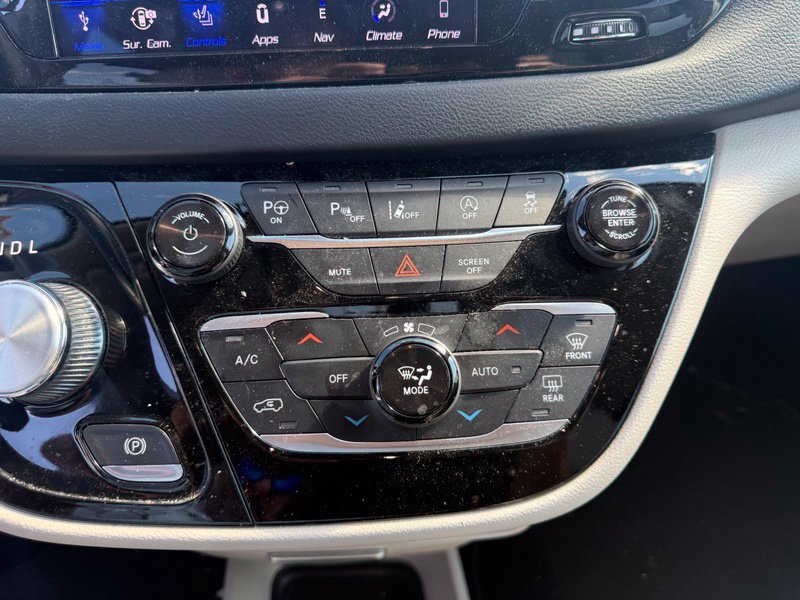 Used 2018 Chrysler Pacifica Touring-L Plus FWD image 14