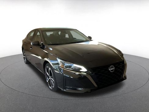 Used 2025 Nissan Altima 2.5 SR image 3