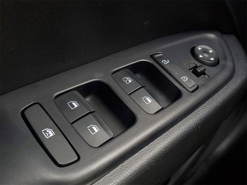 Used 2023 Hyundai Venue Limited image 14