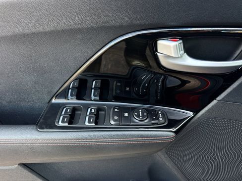 Used 2020 Kia Niro Touring image 11