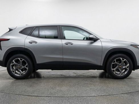 Used 2025 Chevrolet Trax LT w/ LT Convenience Package image 11