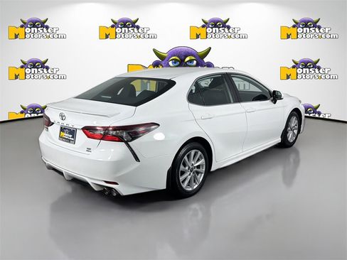 Used 2022 Toyota Camry SE image 5