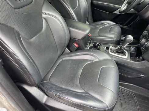 Used 2016 Jeep Cherokee Overland AWD/4WD image 18