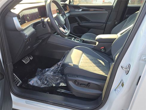 Used 2025 Volkswagen Tiguan SEL R-Line image 26