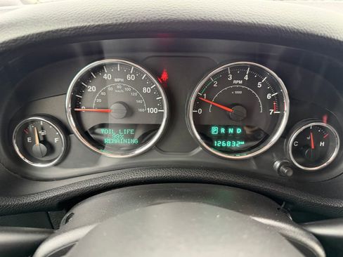 Used 2018 Jeep Wrangler Unlimited Sahara w/ Connectivity Group AWD/4WD image 19