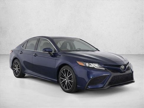 Used 2022 Toyota Camry SE w/ Convenience Package FWD image 3