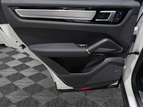 Used 2022 Porsche Cayenne Platinum Edition image 21