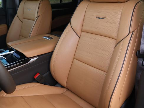 Used 2025 Cadillac Escalade Premium Luxury image 14