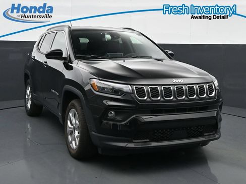 Used 2025 Jeep Compass Latitude AWD/4WD image 1