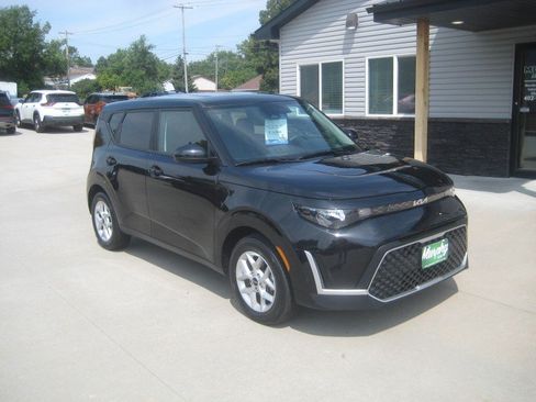 Used 2025 Kia Soul LX w/ LX Technology Package FWD image 2