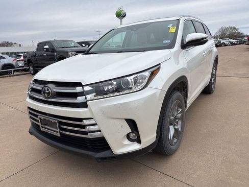 Used 2019 Toyota Highlander Limited Platinum image 3