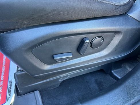 Used 2023 Ford Explorer XLT image 29