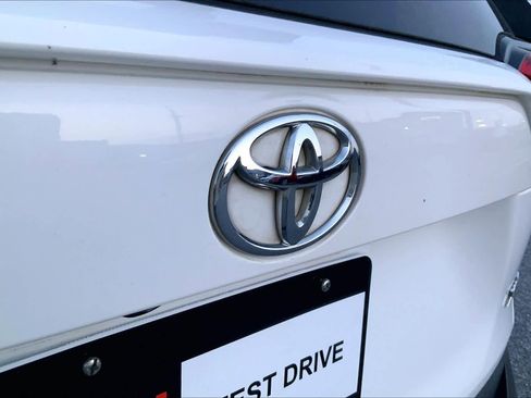 Used 2020 Toyota RAV4 XLE image 9