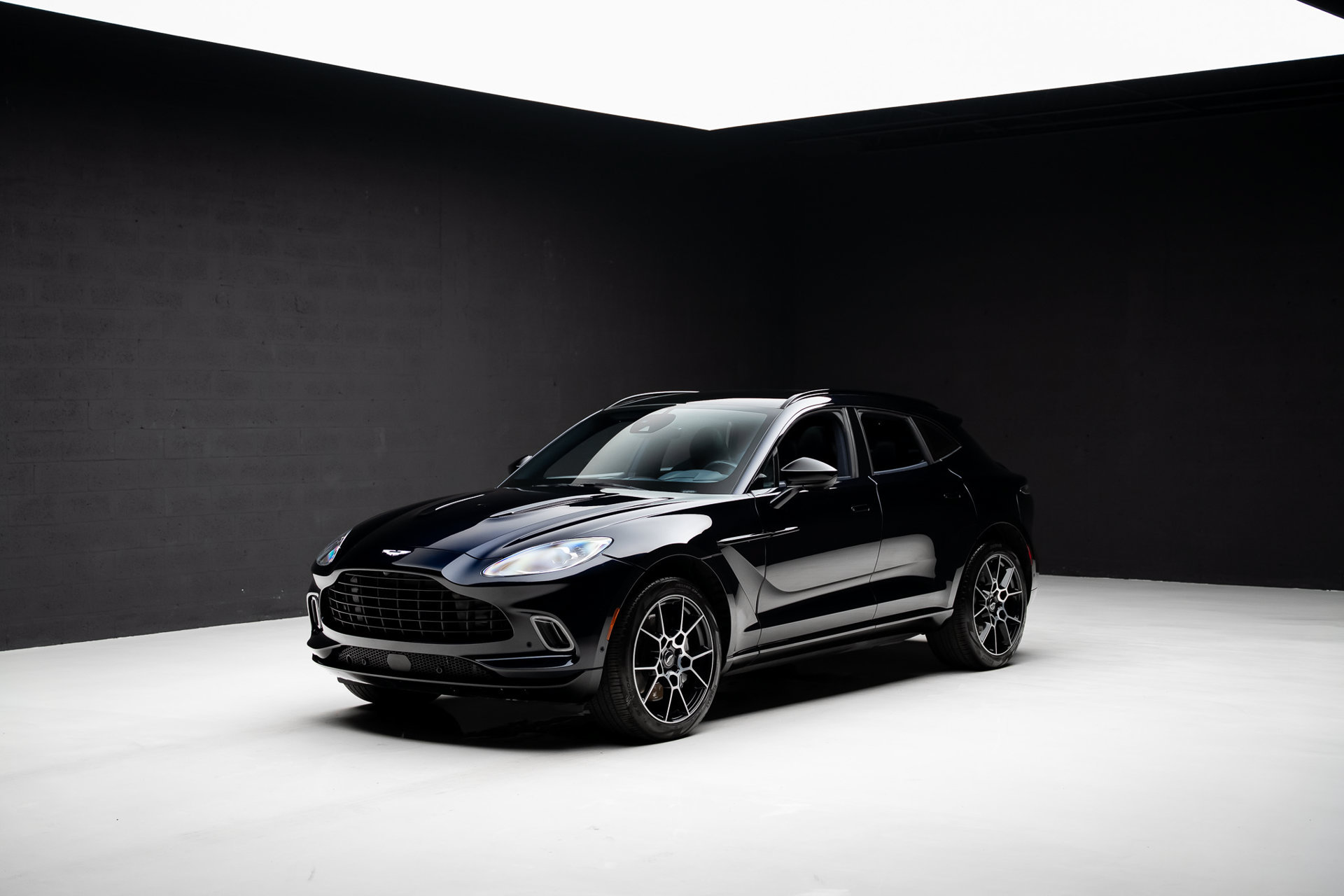 Used 2021 Aston Martin DBX AWD/4WD image 4