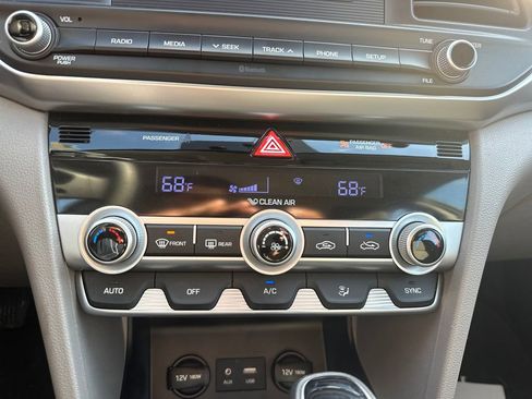 Used 2020 Hyundai Elantra SE w/ Cargo Package (C1) FWD image 17