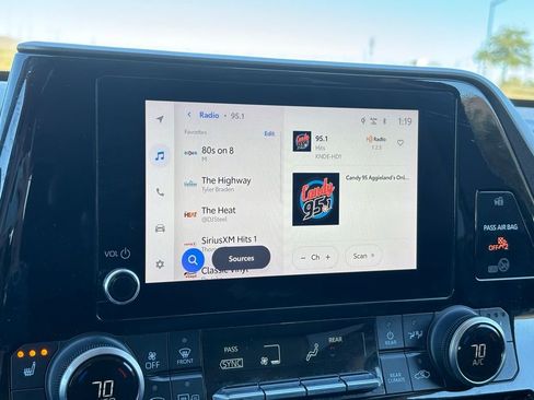 Used 2023 Toyota Highlander XLE image 22