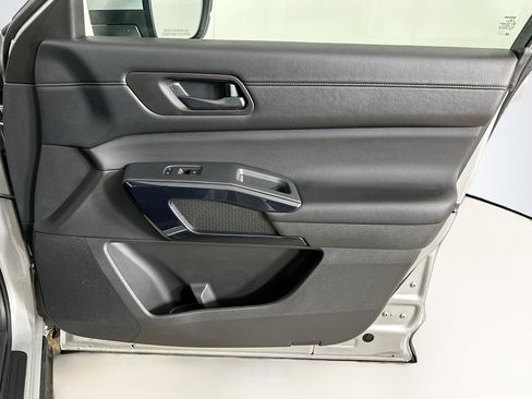 Used 2025 Nissan Pathfinder SV image 33