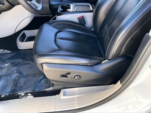 Used 2023 Chrysler Pacifica Touring-L image 32