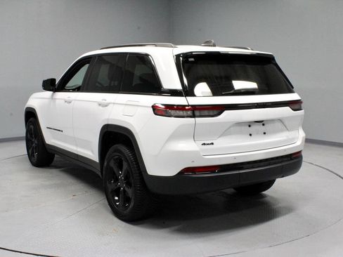 Used 2023 Jeep Grand Cherokee Altitude AWD/4WD image 8