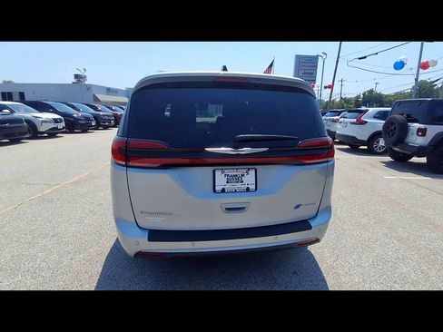Used 2023 Chrysler Pacifica Pinnacle FWD image 7