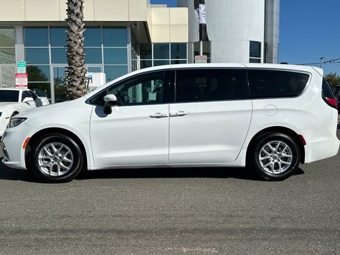 Used 2023 Chrysler Pacifica Touring-L FWD image 7
