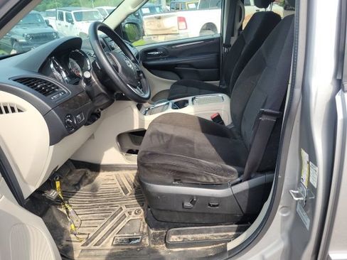 Used 2016 Dodge Grand Caravan SXT FWD image 2
