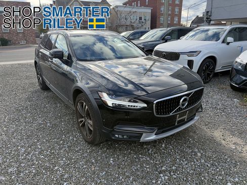 Used 2018 Volvo V90 T5 Cross Country w/ Convenience Package image 1