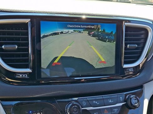 Used 2024 Chrysler Pacifica Touring-L FWD image 19