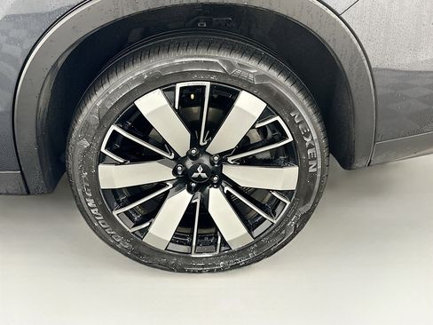 Used 2025 Mitsubishi Outlander SE image 11