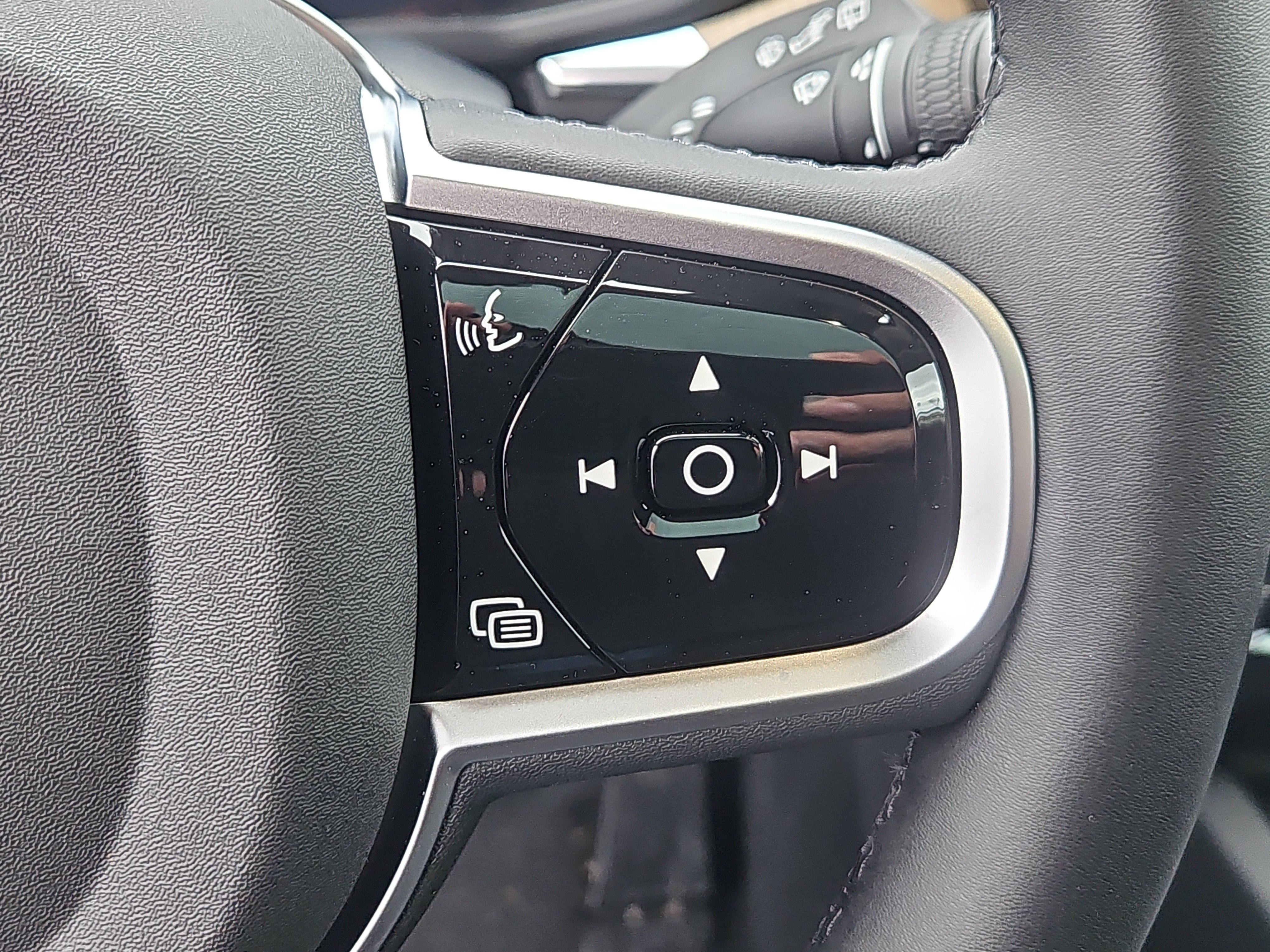 New 2026 Volvo XC60 B5 Plus w/ Protection Package Premier AWD/4WD image 17