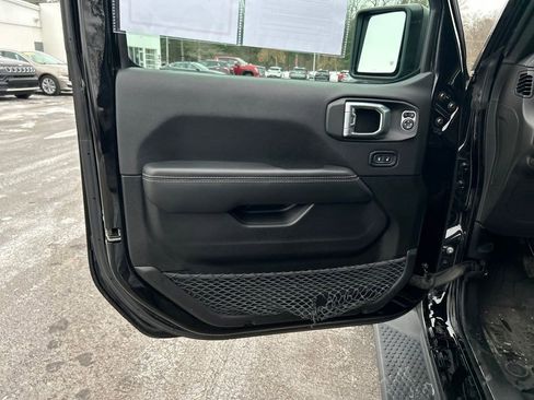 Used 2023 Jeep Wrangler Unlimited Sahara w/ Cold Weather Group image 32