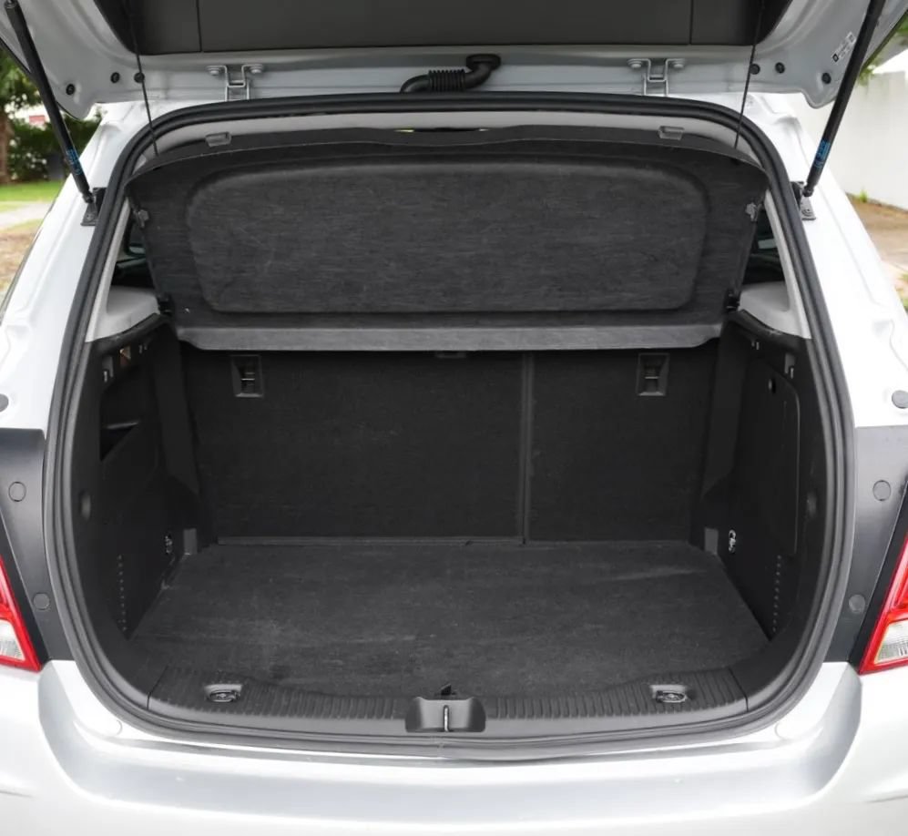 Used 2021 Chevrolet Trax LT w/ LT Convenience Package FWD image 12