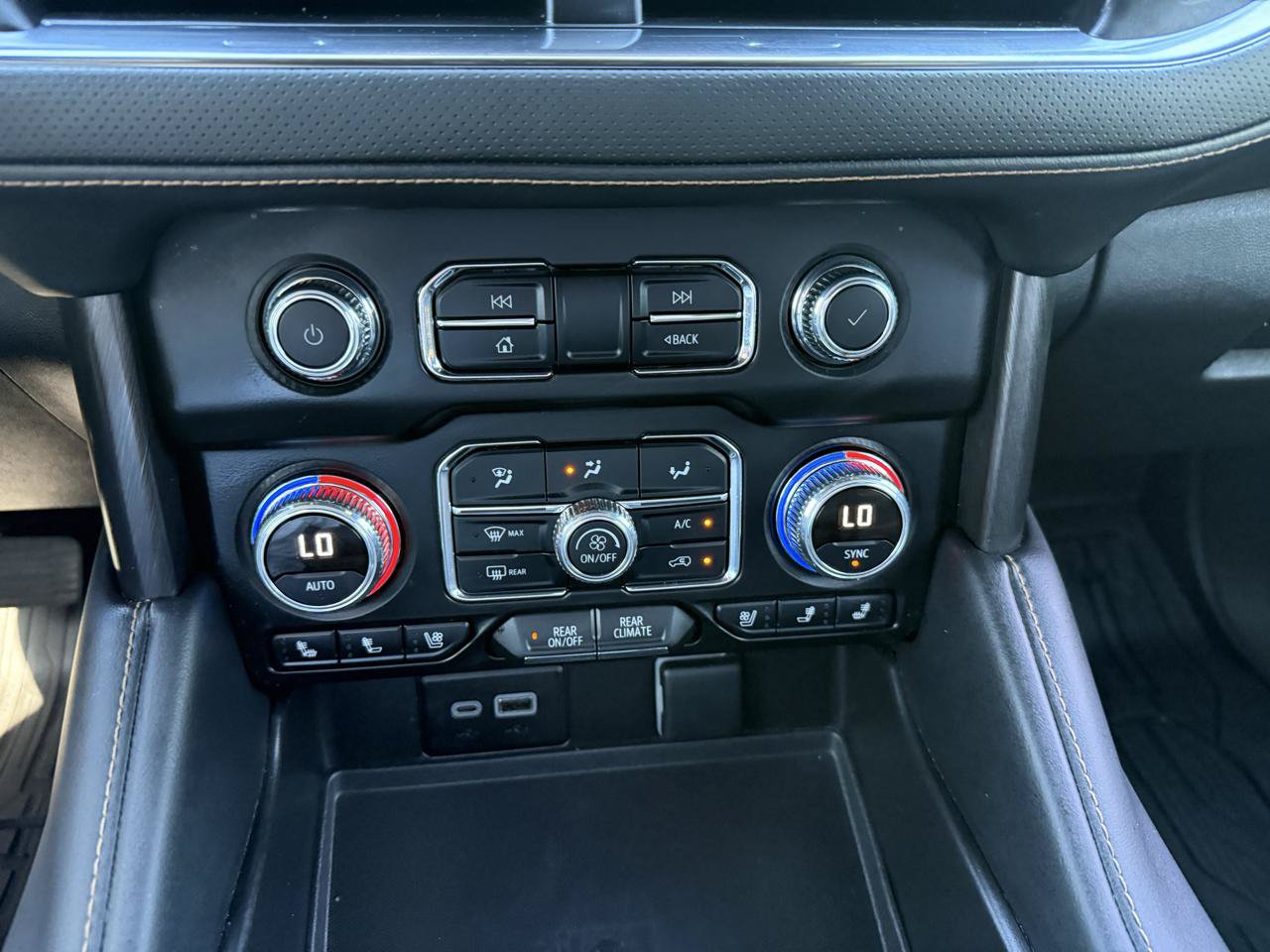Used 2024 GMC Yukon AT4 w/ Technology Package AWD/4WD image 37