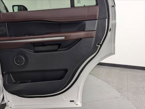 Used 2024 Ford Expedition Limited image 18