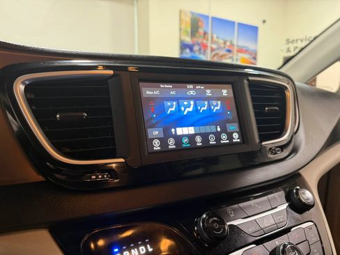 Used 2021 Chrysler Voyager L FWD image 42