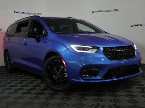 New 2026 Chrysler Pacifica Limited image 2