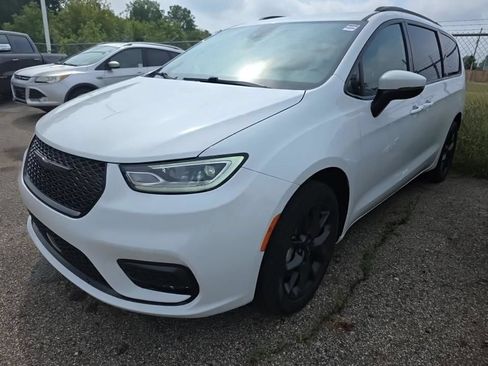 Used 2023 Chrysler Pacifica Touring-L w/ S Appearance Package AWD/4WD image 5