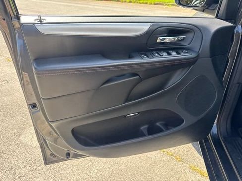 Used 2016 Dodge Grand Caravan R/T FWD image 14